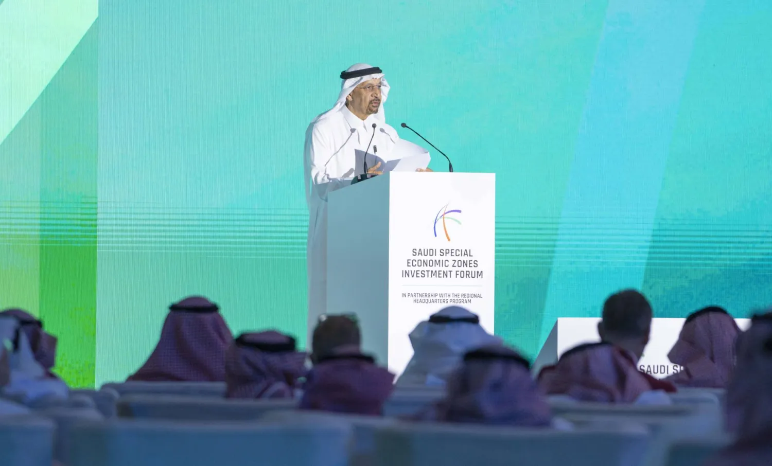 وزير الاستثمار متحدثاً للحضور خلال منتدى الاستثمار في المناطق الاقتصادية (الشرق الأوسط)