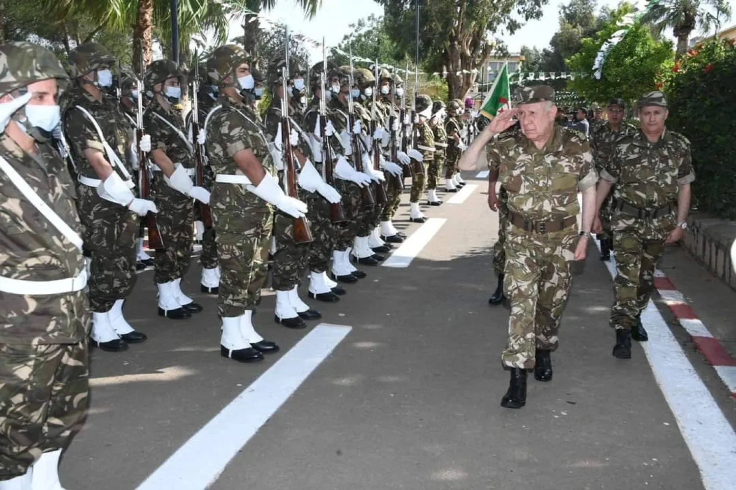 يستعرض الحرس خلال زيارته (وزارة الدفاع)