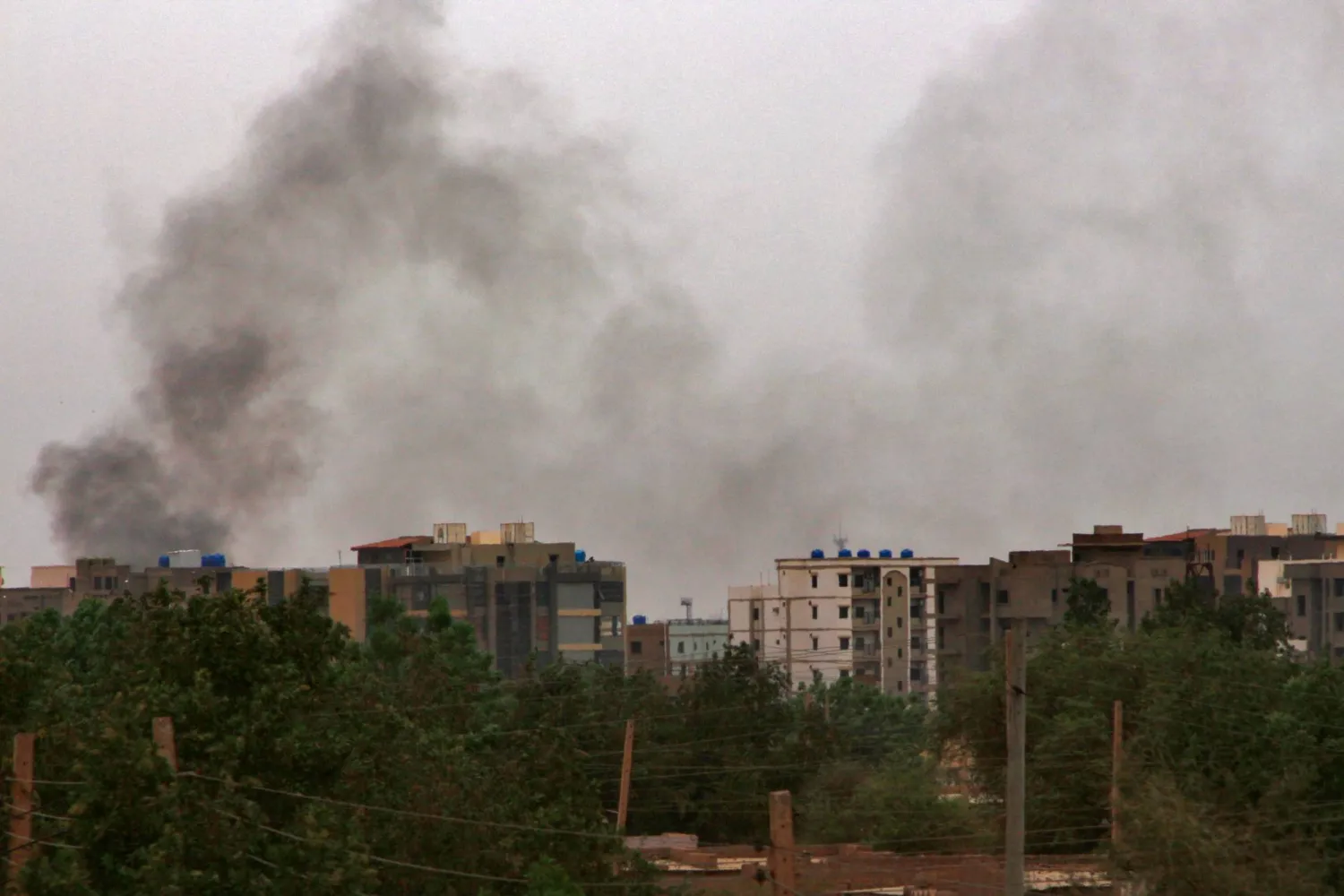 لم تختف سماء الخرطوم من أعمدة الدخان حتى إبان فترات الهُدن (أ.ف.ب)