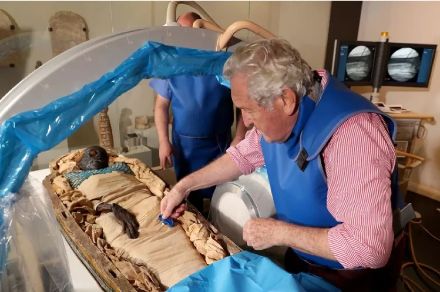 الفريق البحثي يستعد لوضع المومياء «تاكابوتي» في جهاز التصوير المقطعي (الفريق البحثي)