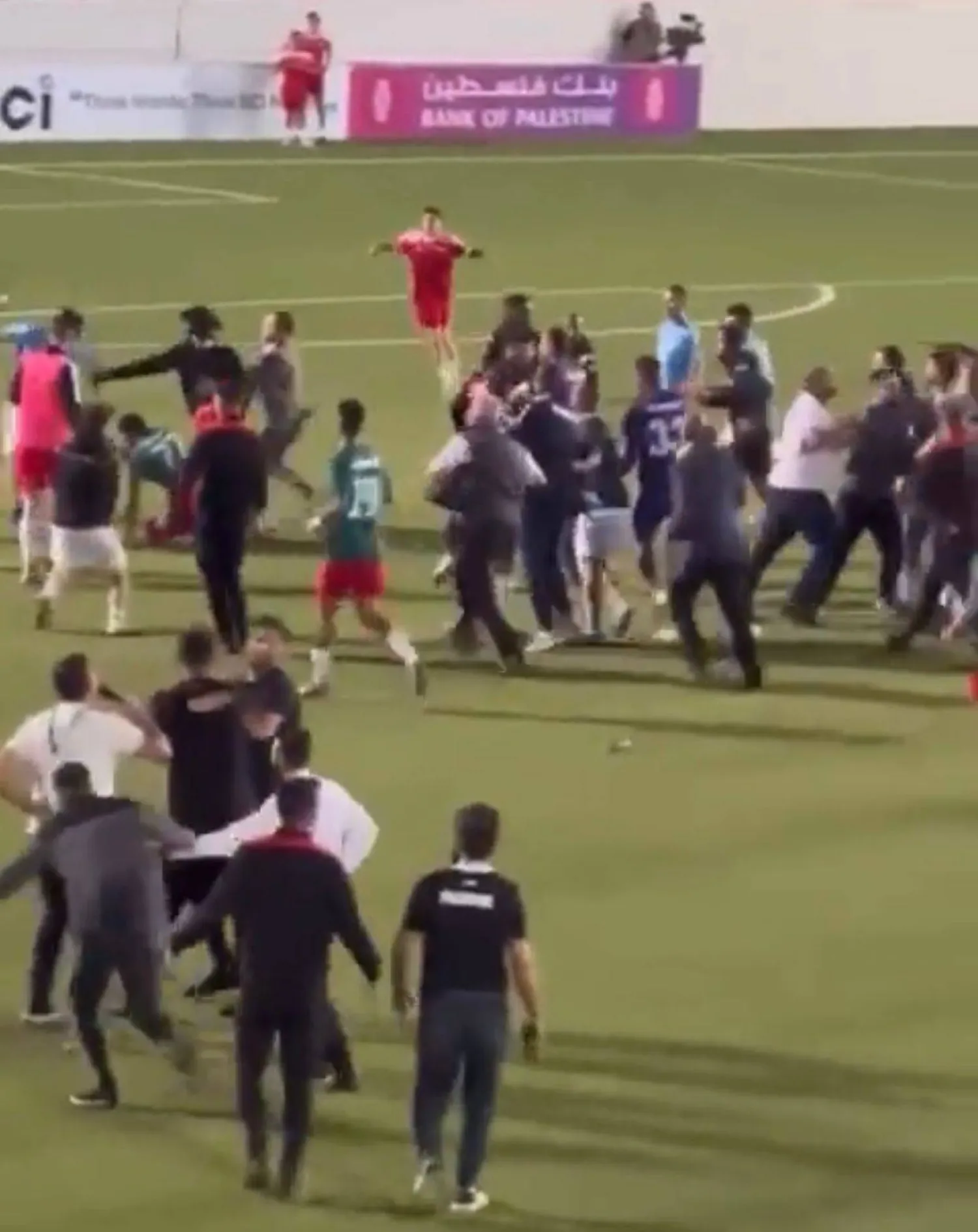 اشتباكات بين ممثلي فريقي الفيصلي والوحدات الأردنيين خلال مباراتهما في رام الله (الشرق الأوسط) 