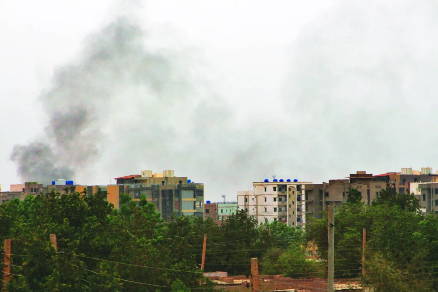 لم تختف من سماء الخرطوم أعمدة الدخان حتى إبان الهُدن (أ.ف.ب)
