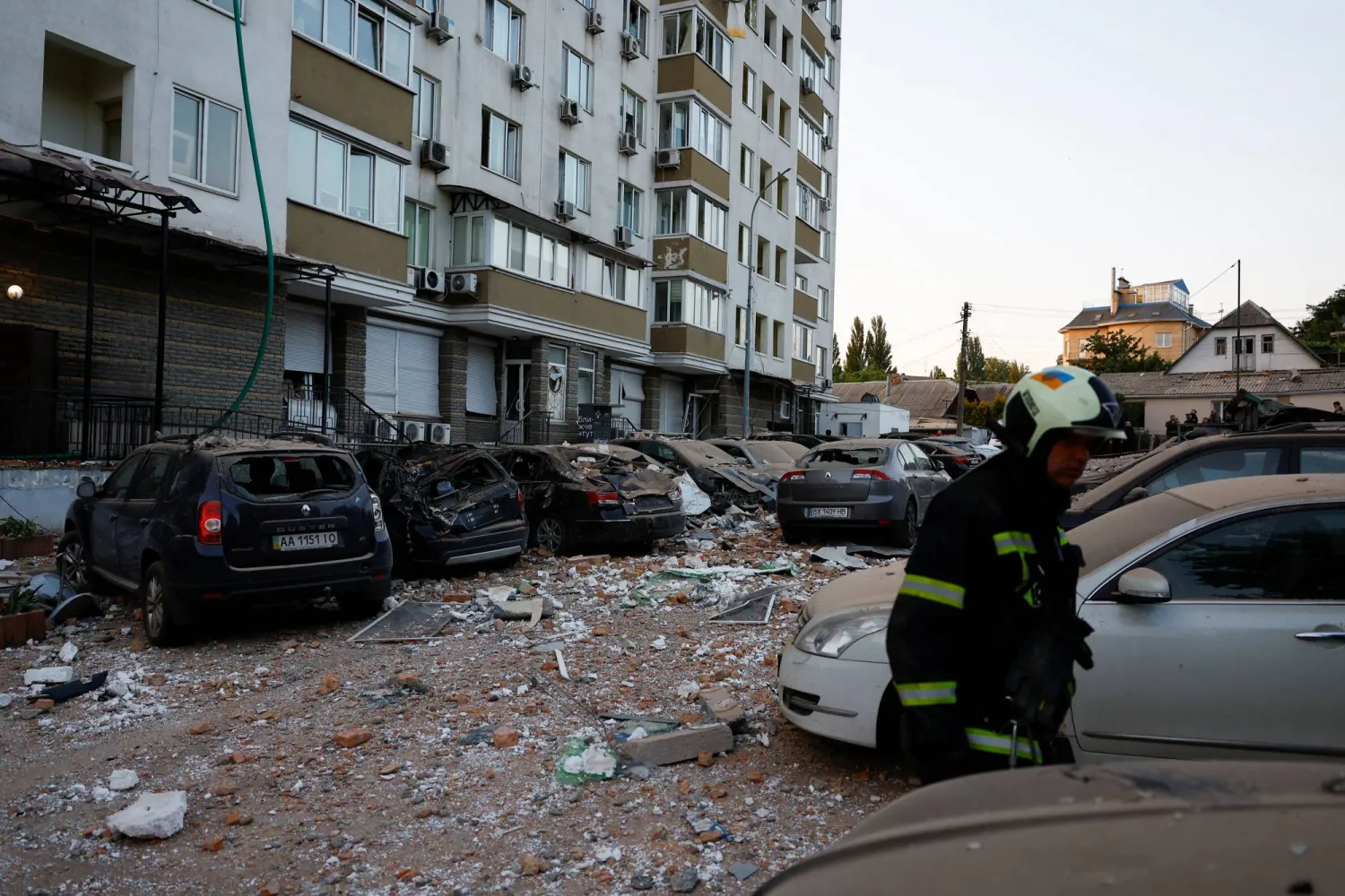  Firefighters work near cars damaged during a massive Russian drone strike, amid Russia's attack on Ukraine, in Kyiv, Ukraine May 30, 2023. REUTERS/Valentyn Ogirenko