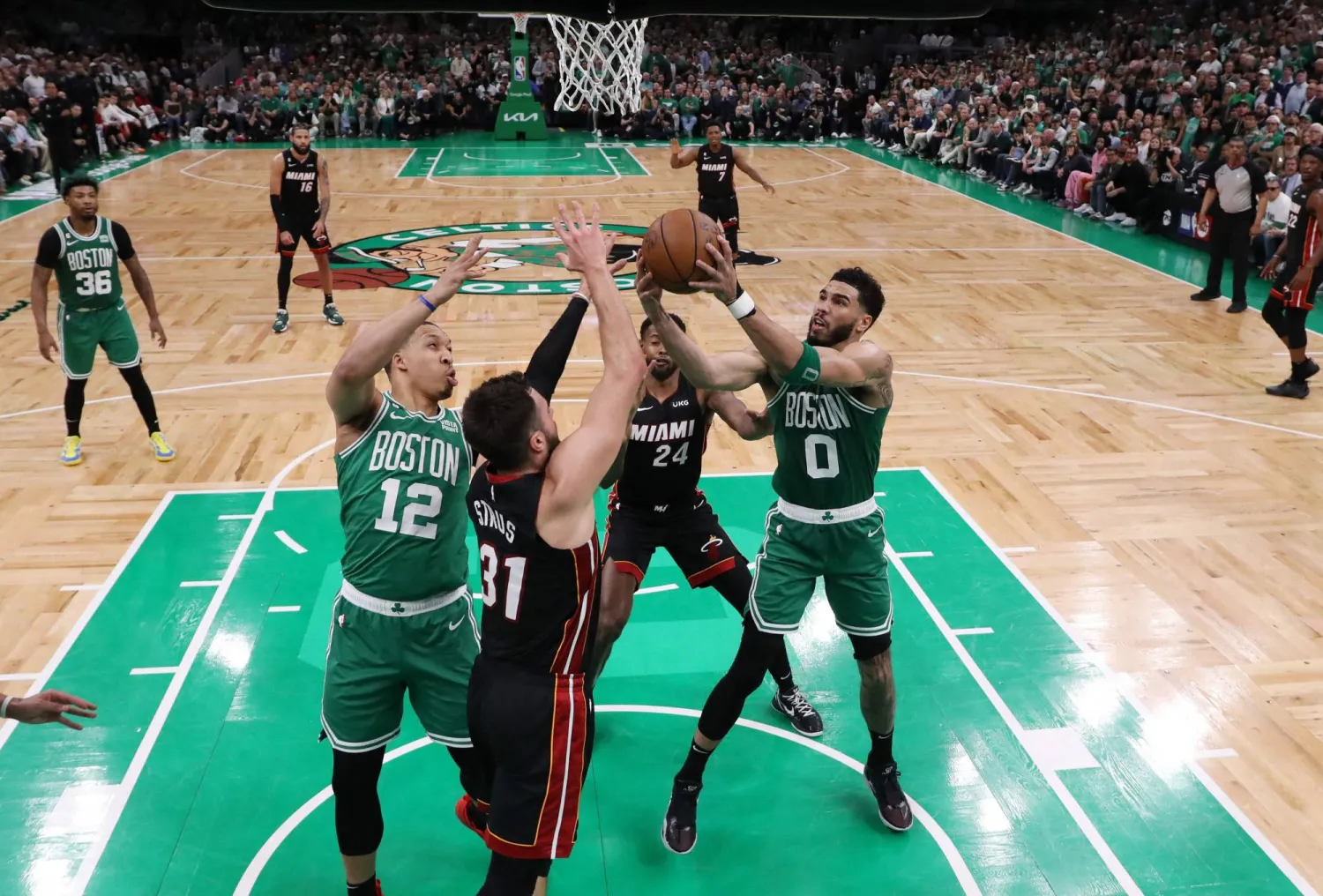 هيت تجنب أن يكون أول فريق يهدر تقدمه 3-صفر في السلسلة التي تحسم الأفضل في سبع مباريات (أ.ف.ب)