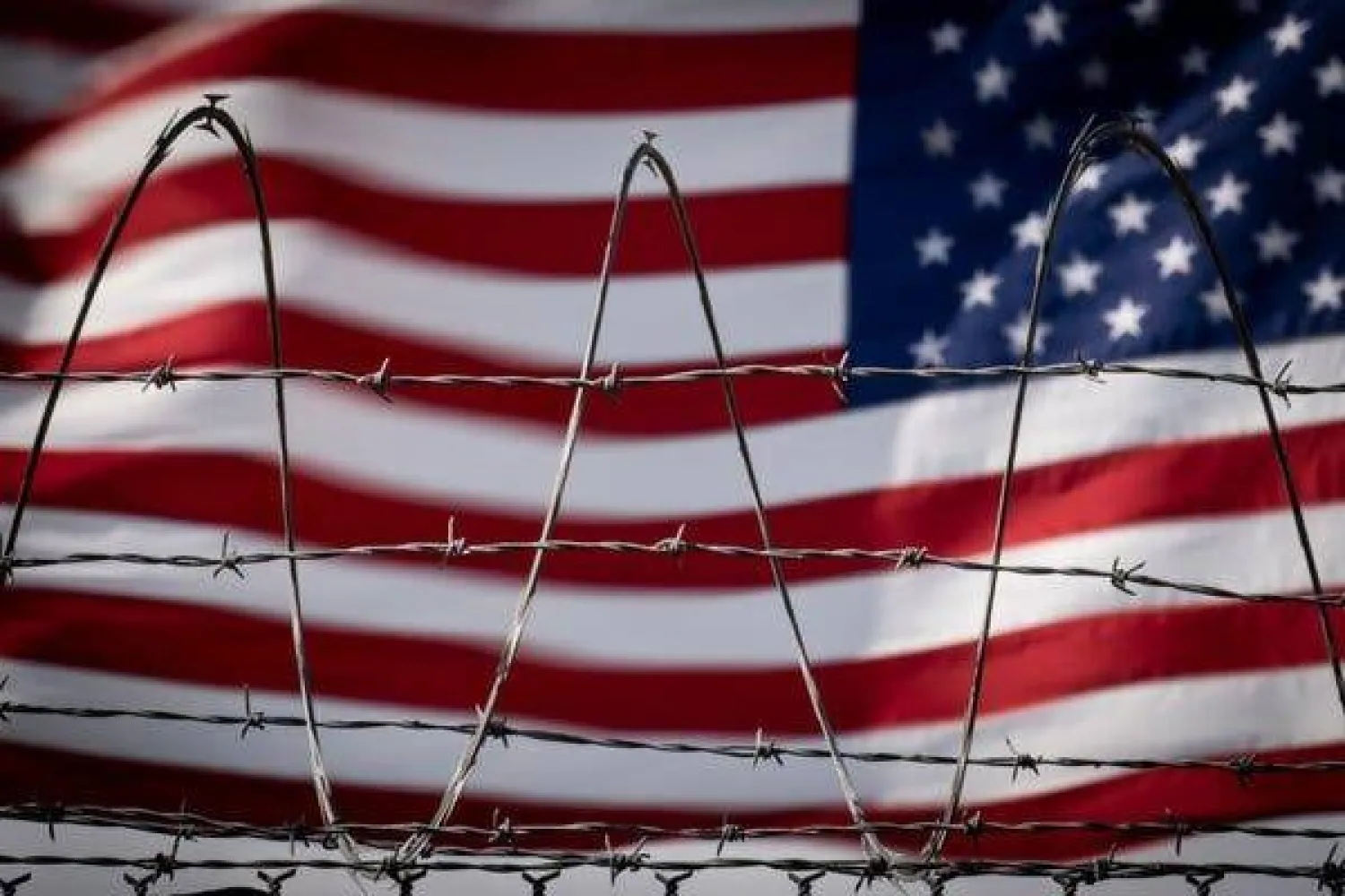العلم الأميركي خلف الأسلاك الشائكة في غوانتانامو (نيويورك تايمز)