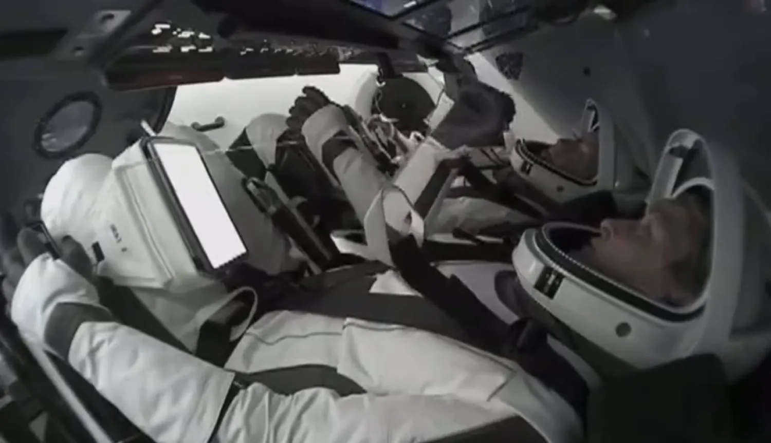 الرائدان القرني وبرناوي غادرا المحطة الدولية عبر مركبة «دراغون» في رحلة تستمر نحو 12 ساعة (الهيئة السعودية للفضاء)