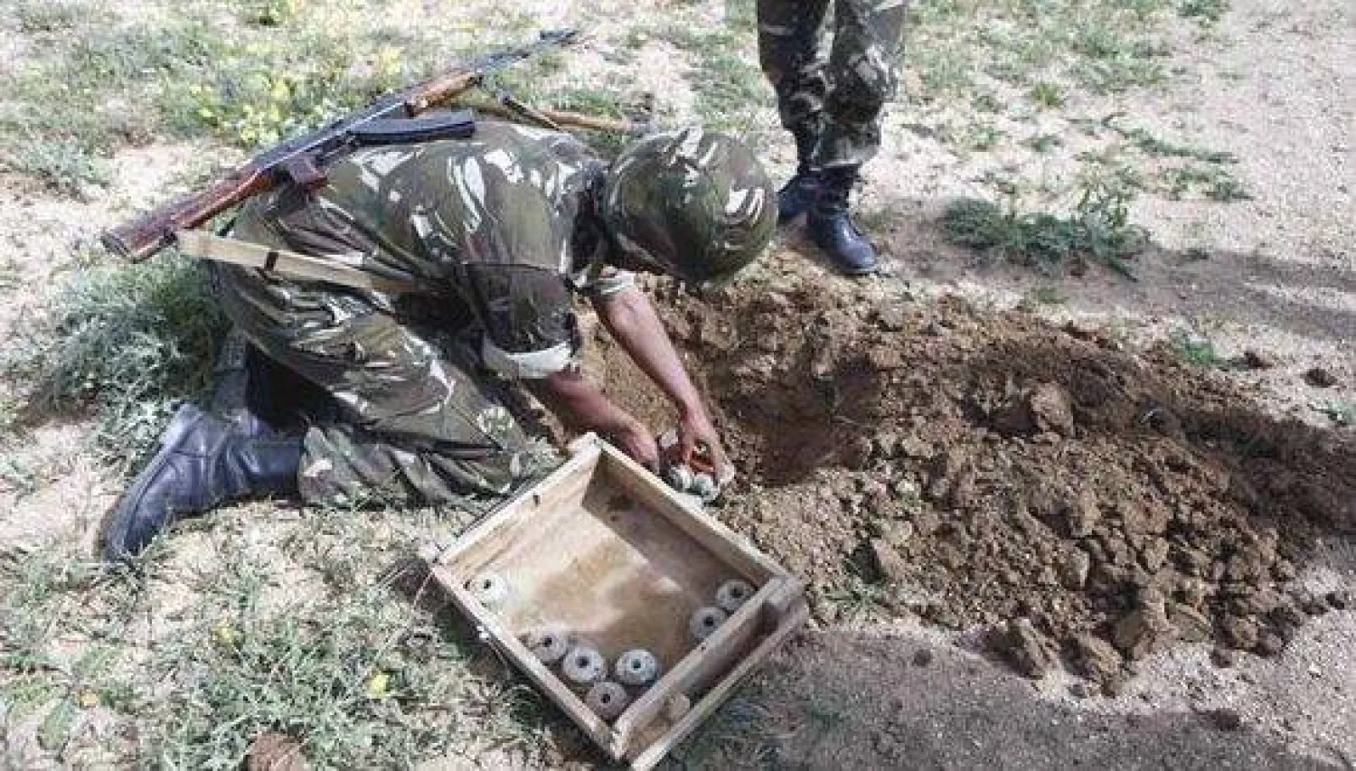 صورة للجيش الجزائري بصدد نزع ألغام في شرق البلاد (وزارة الدفاع)