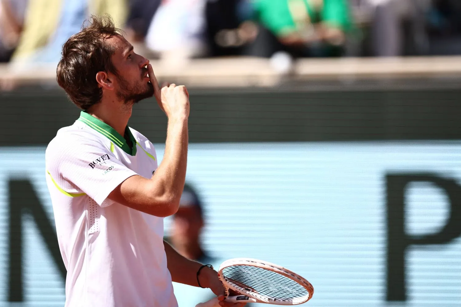 مدفيديف عانى الأمرين وارتكب العديد من الأخطاء المزدوجة في مباراة ماراثونية (أ.ف.ب)