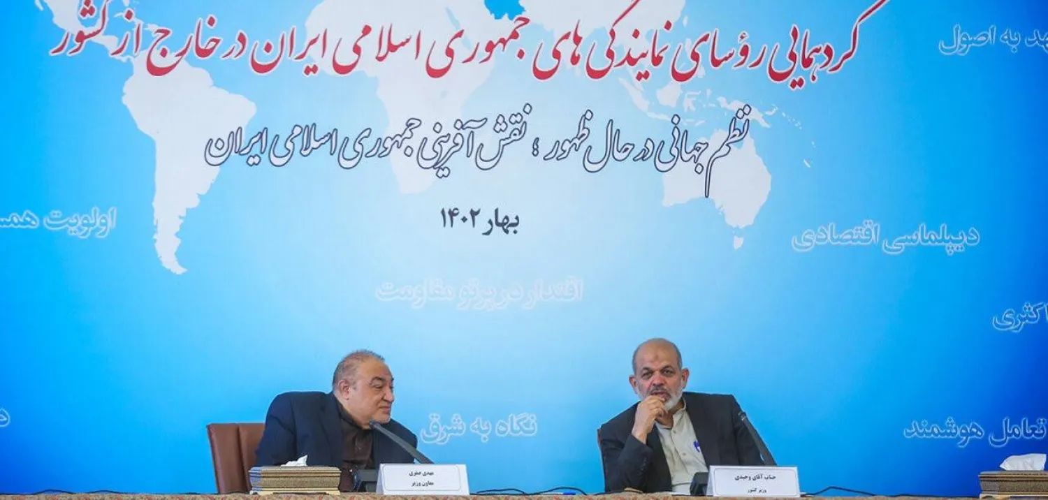 وحيدي ومهدي صفري نائب الشؤون الاقتصادية لوزير الخارجية الإيراني (إرنا)