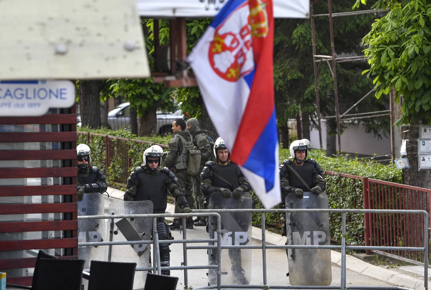 جنود من قوة «كفور» يحرسون مبنى بلدية يستهدفه الصرب باحتجاجاتهم، الإثنين (إ.ب.أ)