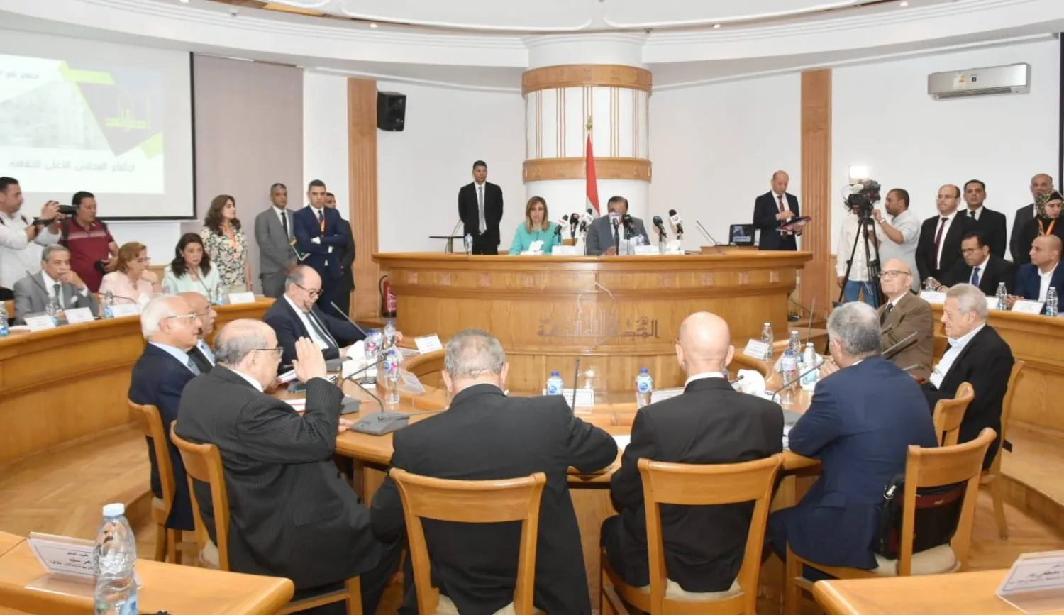 وزيرة الثقافة وأعضاء المجلس الأعلى للثقافة خلال إعلان جوائز الدولة