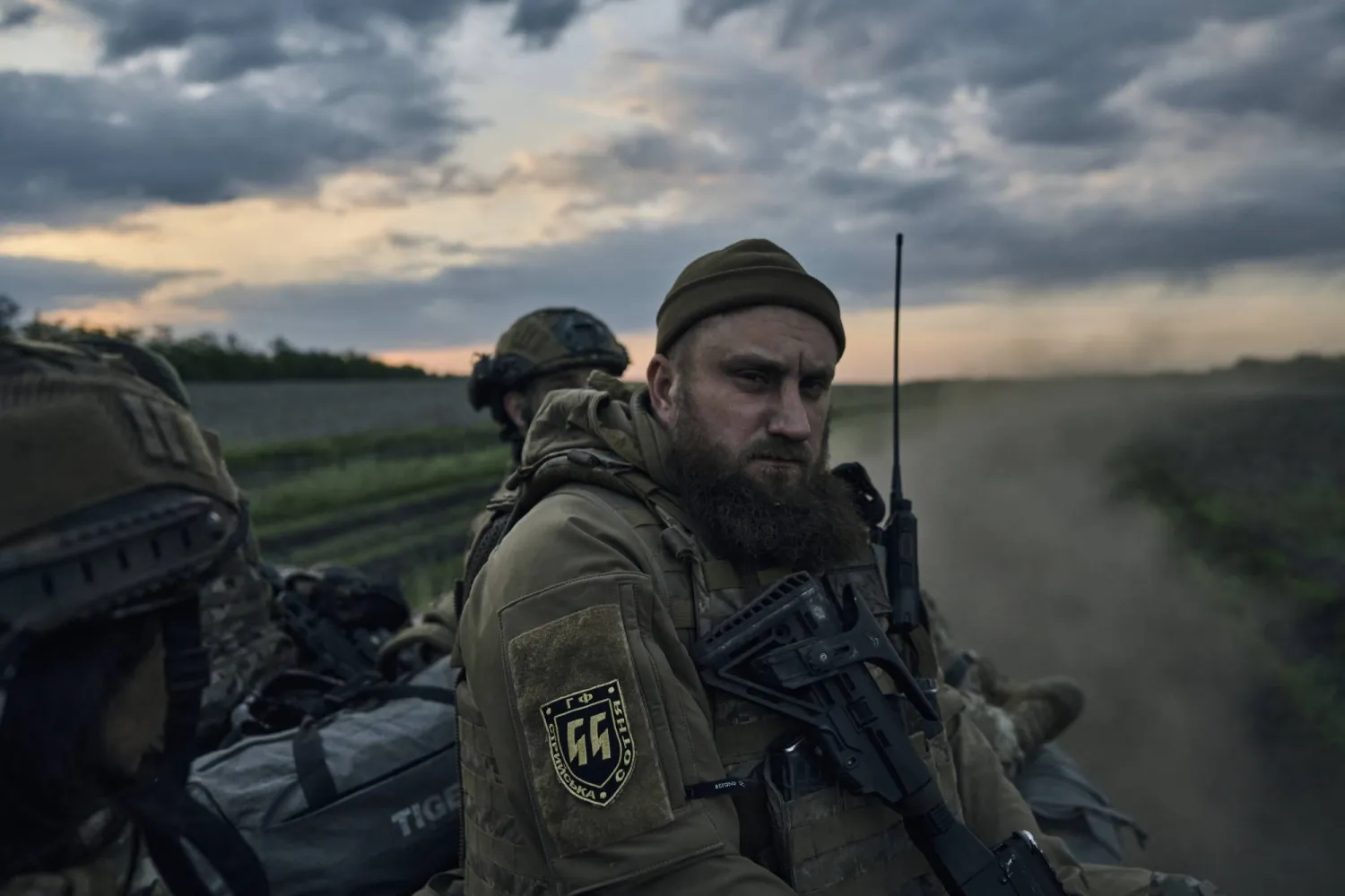 جندي أوكراني على خط الجبهة الأمامي في منطقة لوغانسك الأوكرانية (أ.ب)