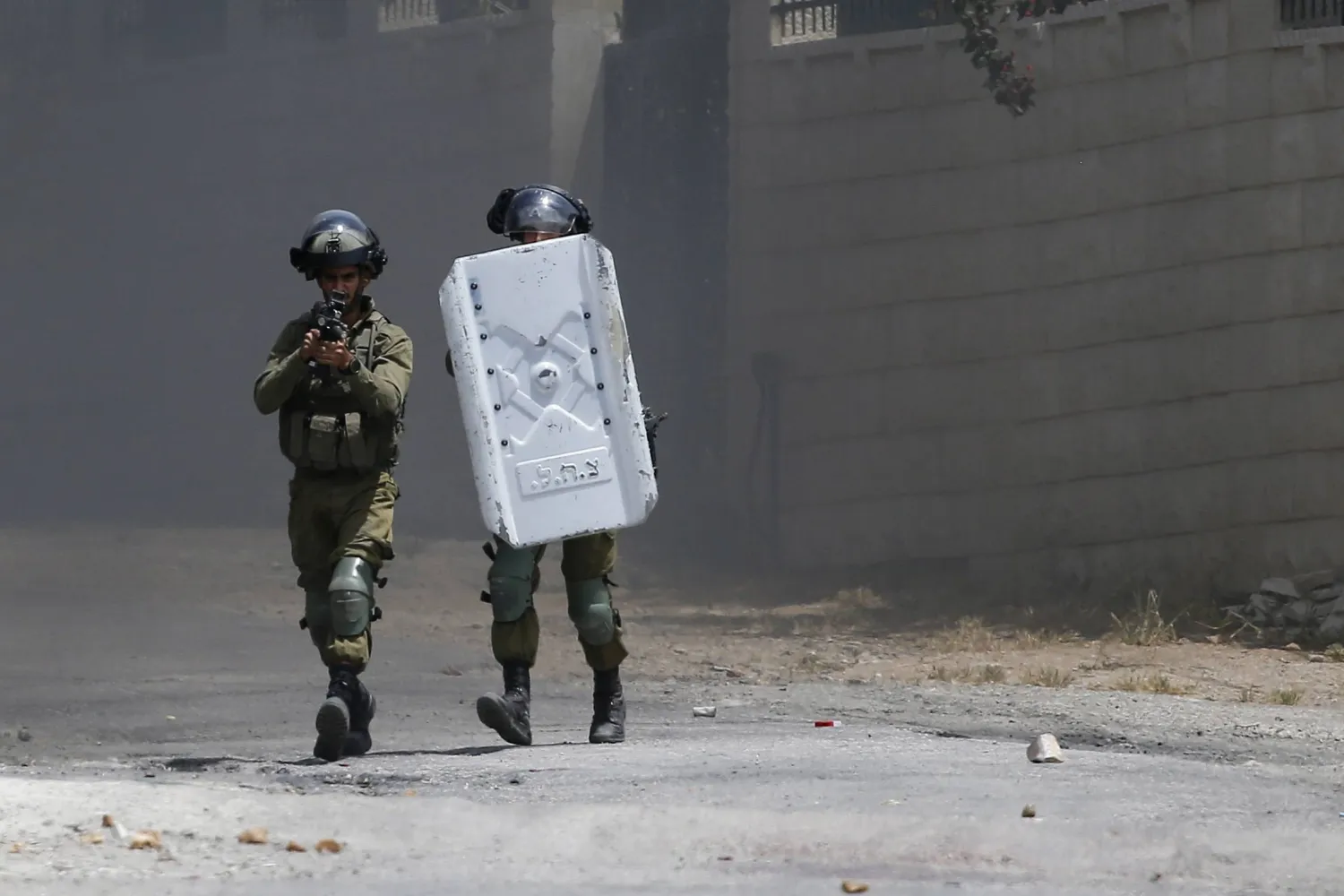 اشتباكات بين الجيش الإسرائيلي وفلسطينيين بالقرب من نابلس (إ.ب.أ)