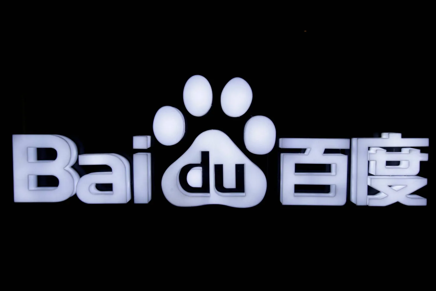 FILE PHOTO: Baidu's logo is pictured at the 2018 Baidu World conference and exhibit to showcase its latest AI technology in Beijing, China, November 1, 2018. REUTERS/Jason Lee/File Photo