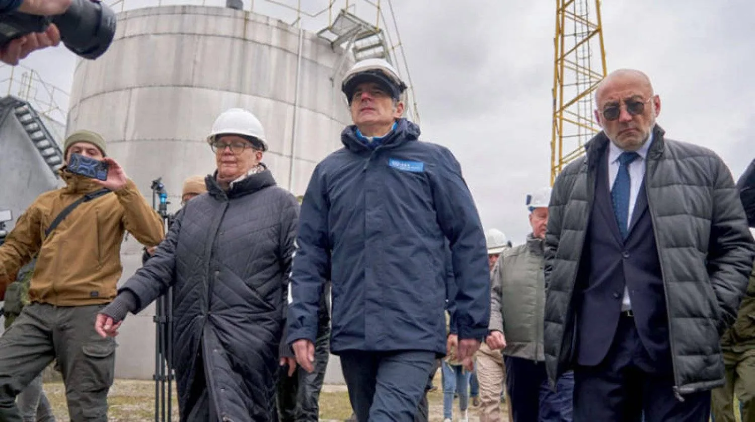 مدير «الوكالة الدولية للطاقة الذرية» رافائيل غروسي (وسط) في محطة زابوريجيا للطاقة النووية في أوكرانيا (أ.ف.ب)