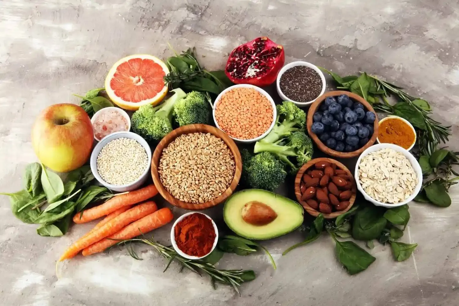 خبيرة تغذية تكشف نظاما غذائيا للعيش 100 عام