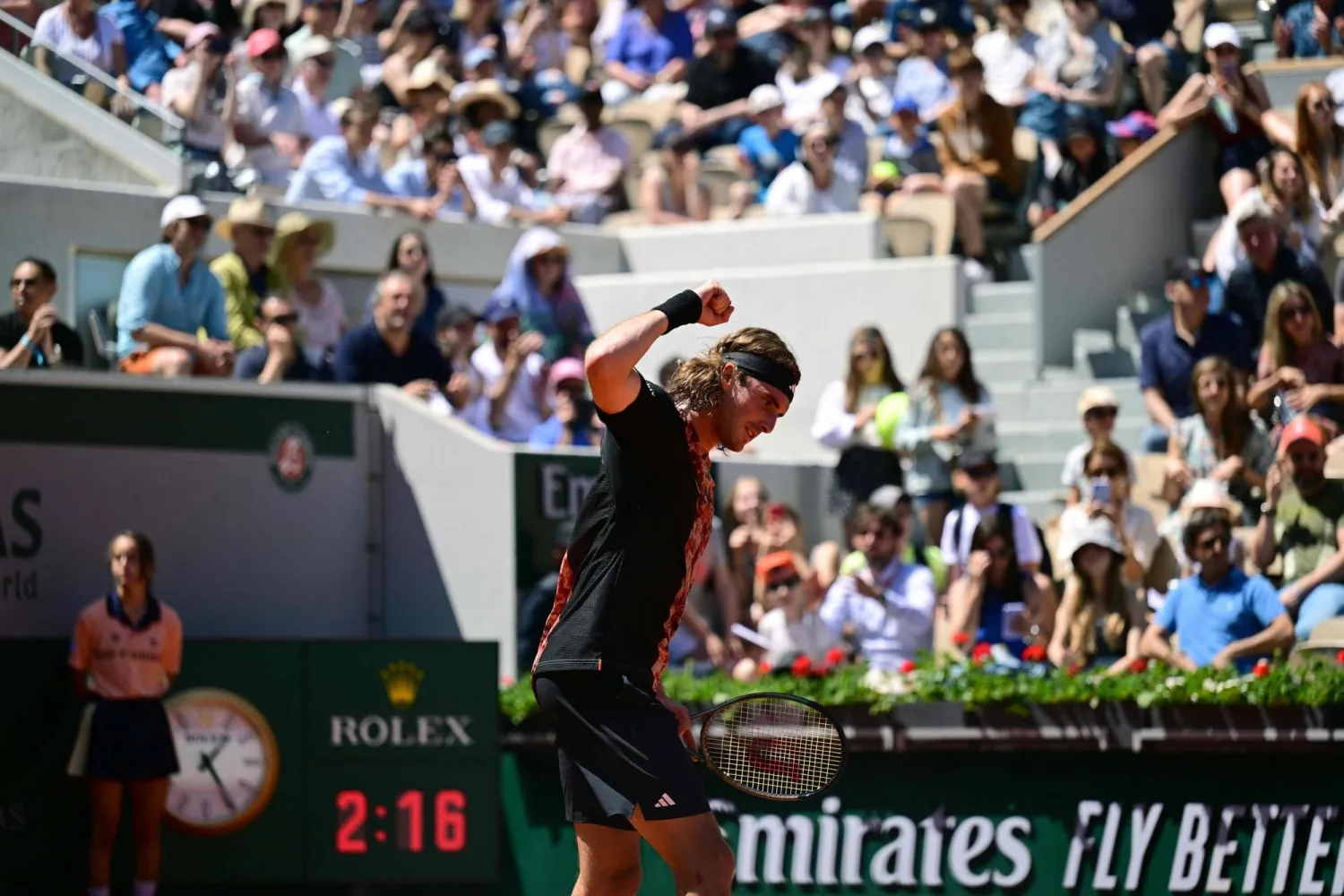 تسيتسيباس قال إنه يحب ارتداد الكرة عندما يكون الطقس جافاً ومشمساً (أ.ف.ب)