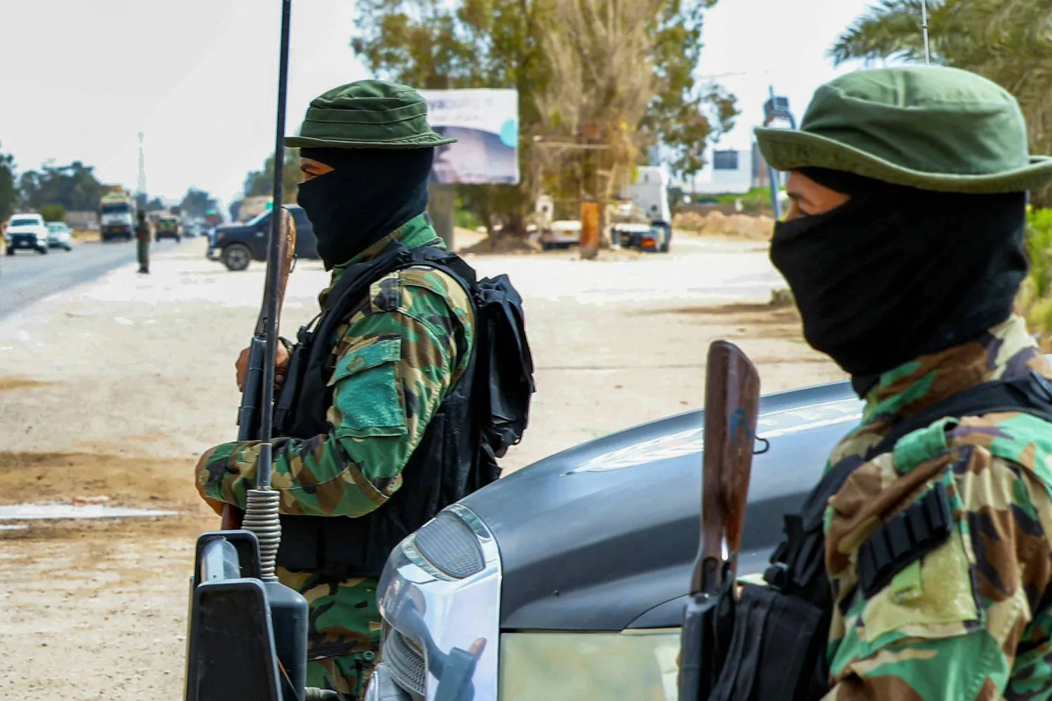 حاجز للجيش الليبي في مدينة مصراتة الليبية (أ.ف.ب)