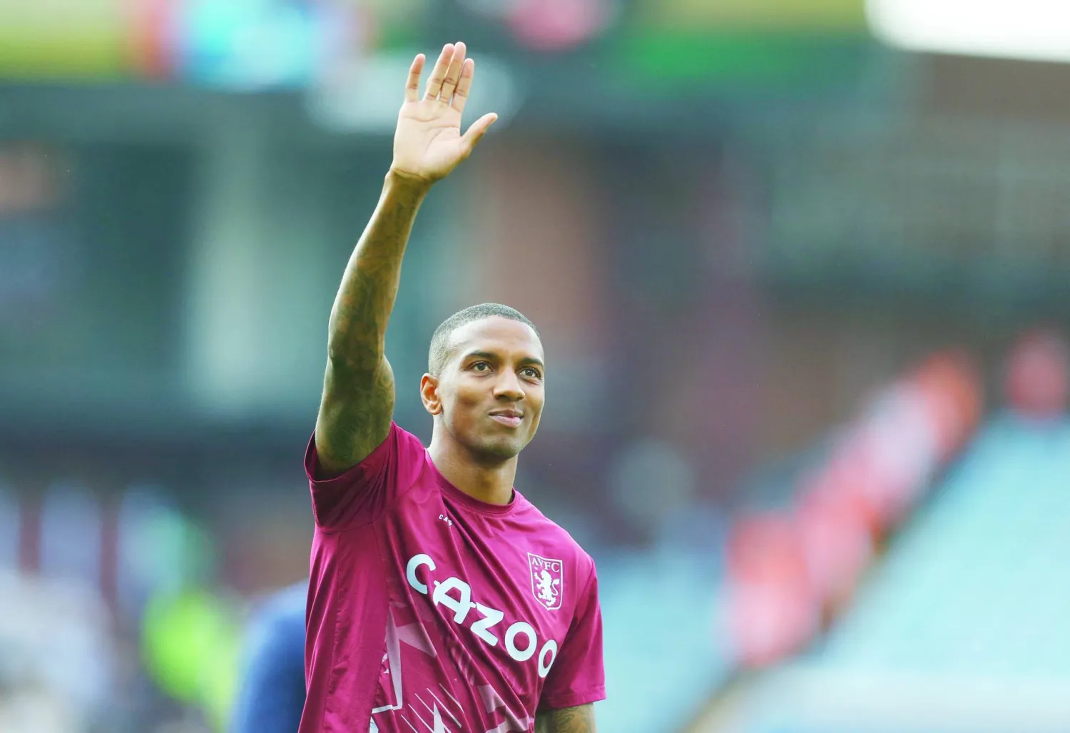 آشلي يانغ يودع جماهير أستون فيلا (رويترز)