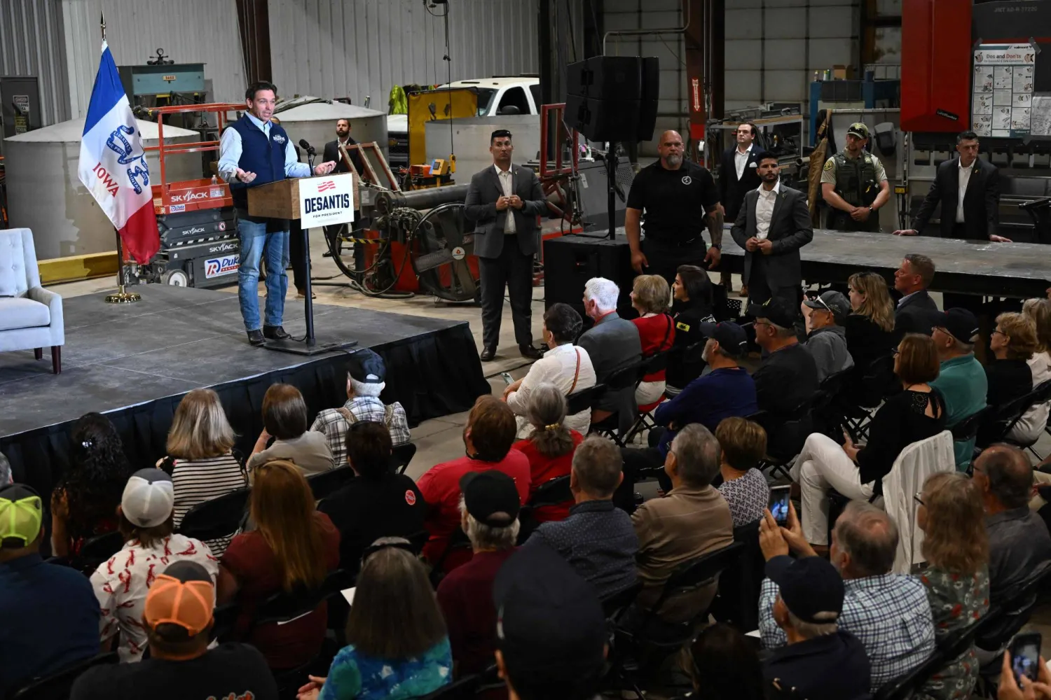 ديسانتيس يخاطب حشداً من أنصاره في أيوا (أ.ف.ب)