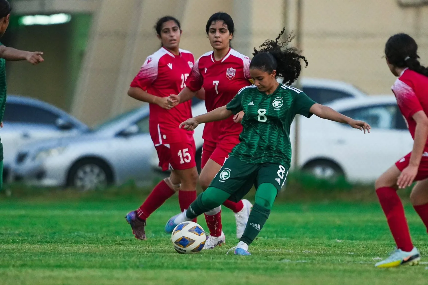 من مباراة أخضر الناشئات أمام البحرين (الشرق الأوسط)