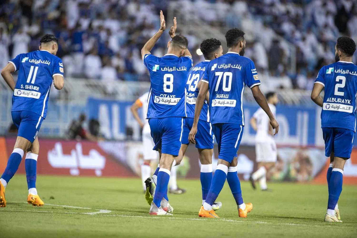 لاعبو الهلال يحتفلون بأحد أهدافهم في مرمى الرائد (تصوير: سعد الدوسري)