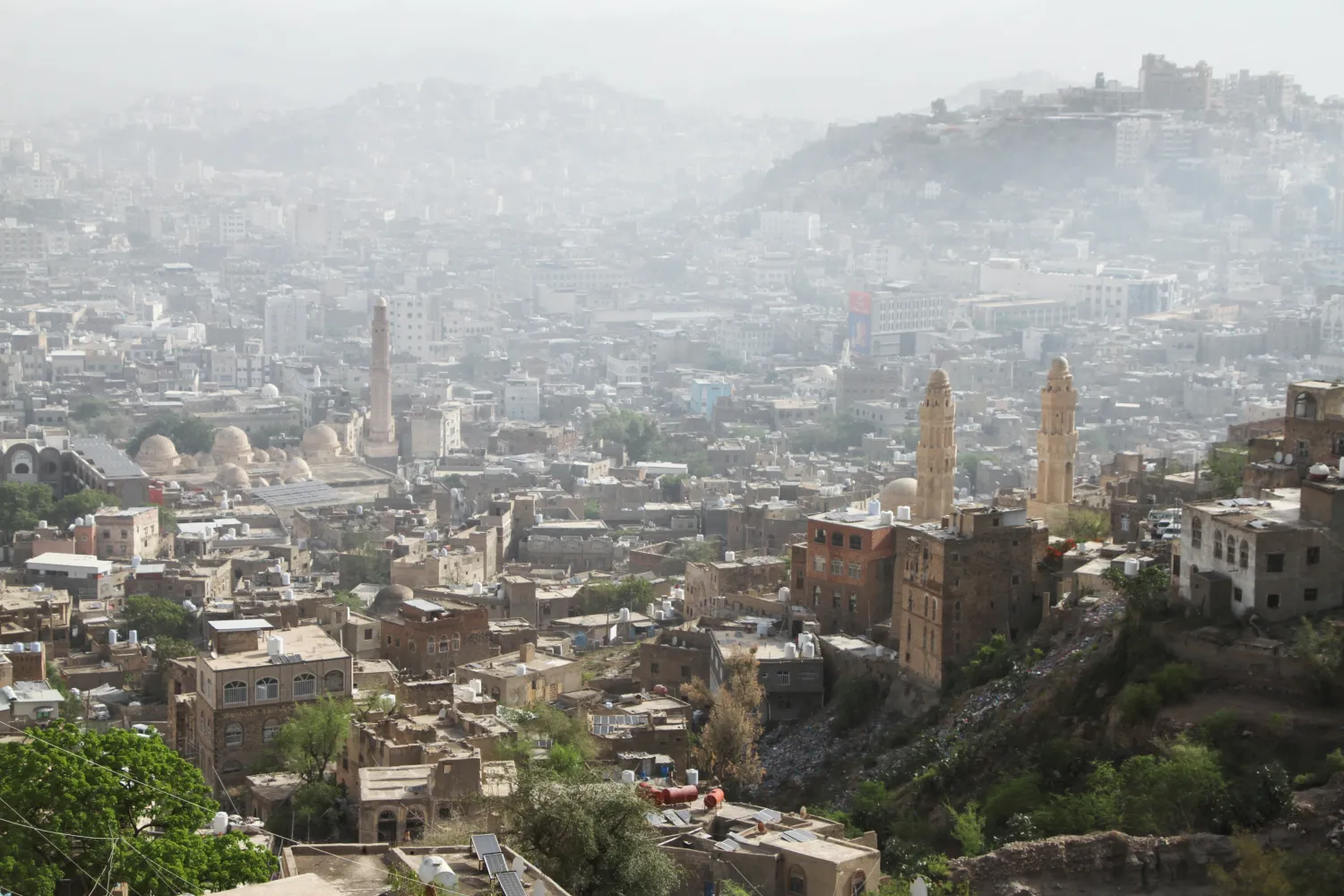 منظر عام لمدينة تعز اليمنية (رويترز)