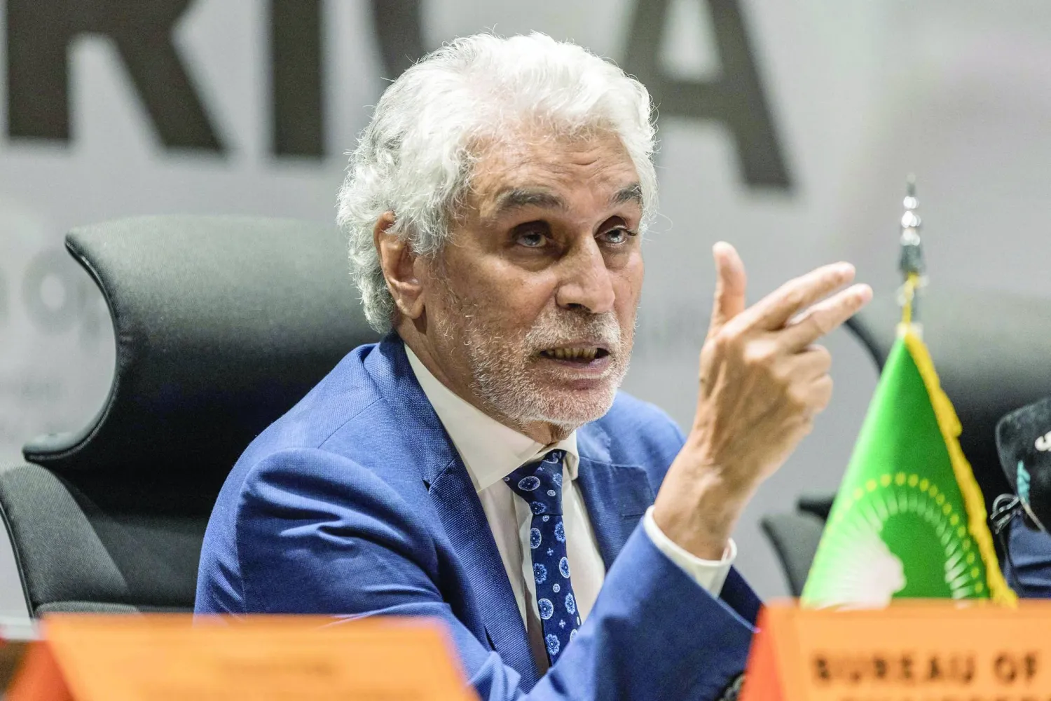 
محمد الحسن ولد لبات المتحدث باسم الاتحاد الأفريقي خلال مؤتمر صحافي في أديس أبابا الأربعاء (أ.ف.ب)