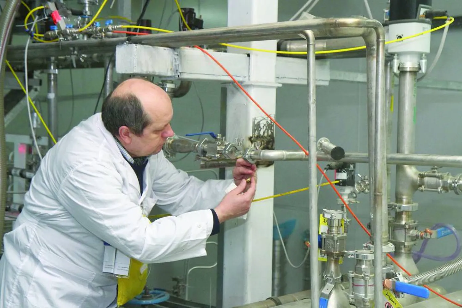 مفتش من الوكالة الدولية للطاقة الذرية يتفقد المحطة النووية في «نطنز» 20 يناير 2014 (أ.ف.ب)