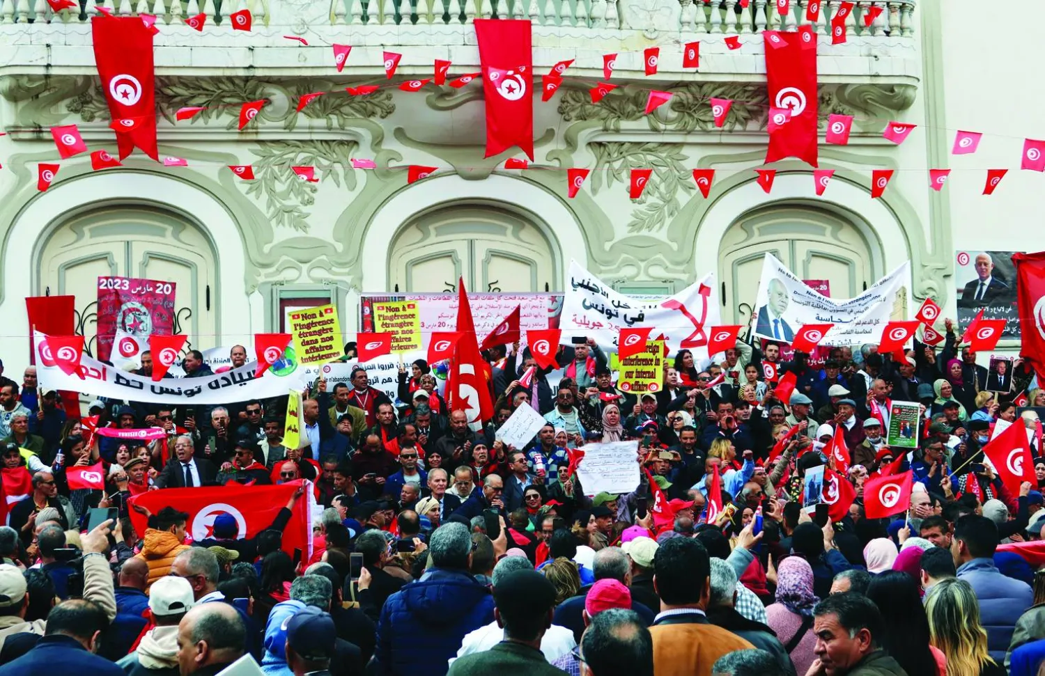 أنصار الرئيس التونسي أثناء احتفالهم بذكرى الاستقلال   (رويترز)