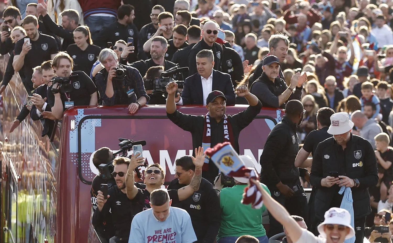 المدير الفني لبيرنلي (وسط) في حافلة «موكب النصر» بعد الصعود إلى الدوري الإنجليزي الممتاز (رويترز)