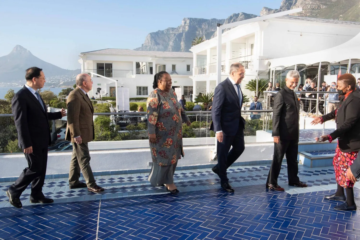 وزراء خارجية دول «بريكس» خلال اجتماع في كيب تاون أمس (أ.ف.ب)