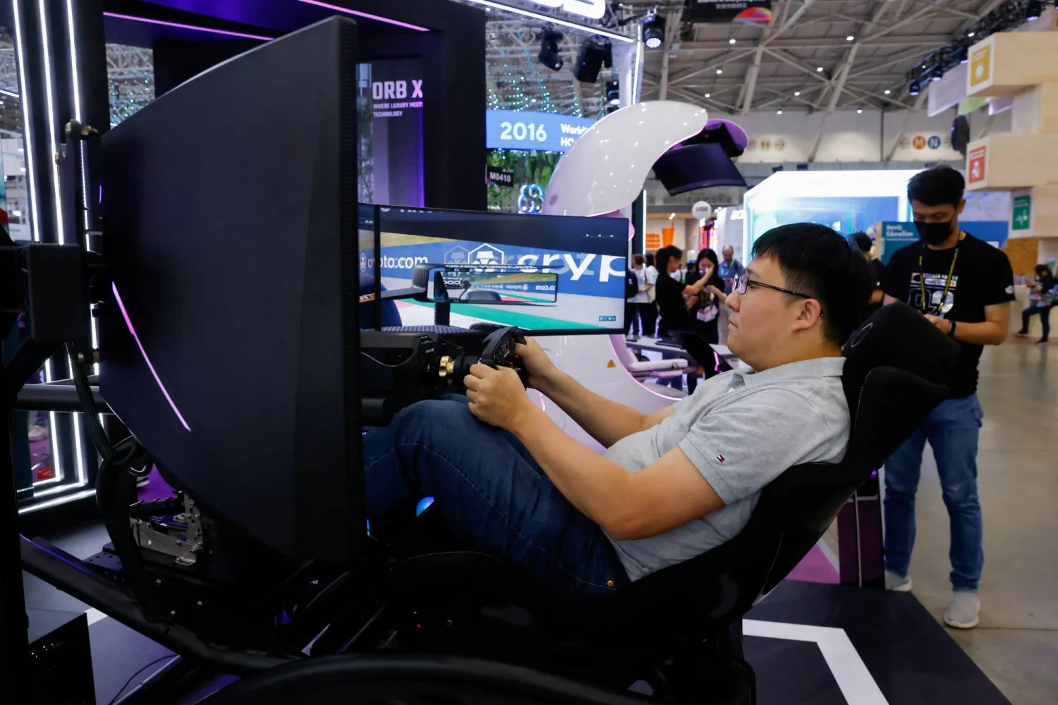 زائر يختبر جهاز كومبيوتر بأحد أكبر المعارض في تايبيه (رويترز)