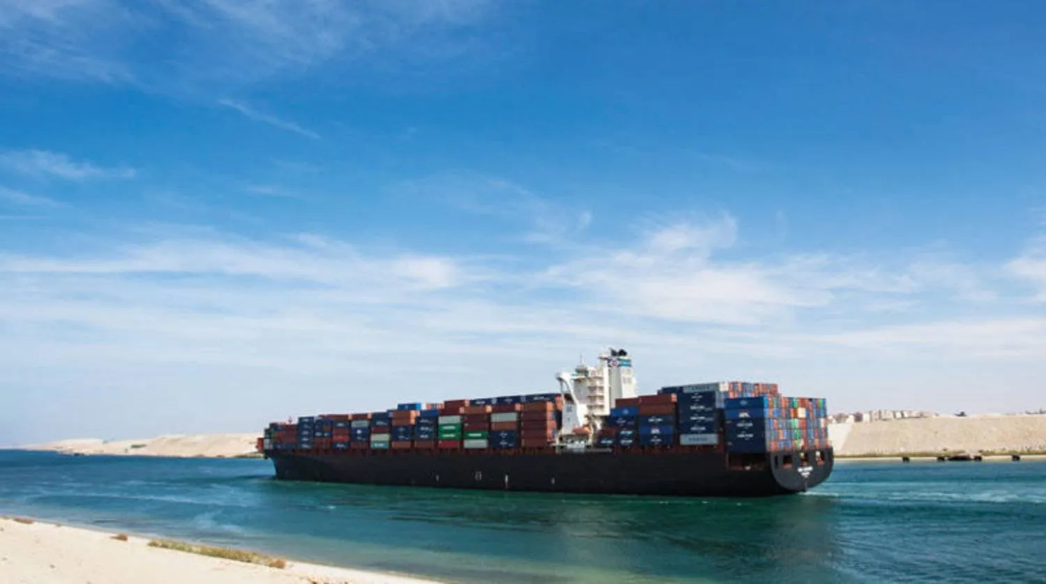 سفينة تحمل حاويات تبحر في ممر قناة السويس المائي (د.ب.أ)