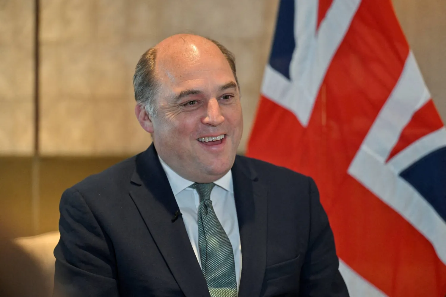 وزير الدفاع البريطاني بن والاس خلال مقابلته اليوم مع «رويترز» على هامش اجتماعات حوار «شانغري-لا» في سنغافورة (رويترز)