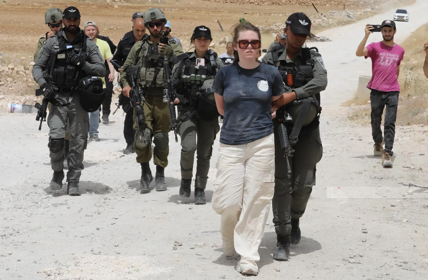 جنود إسرائيليون يعتقلون ناشطة أجنبية الجمعة (وكالة وفا)