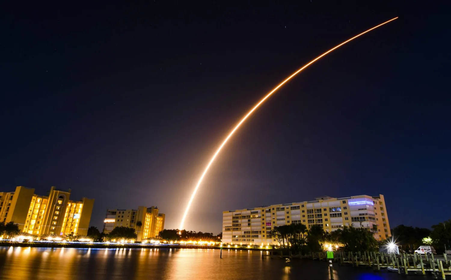 صاروخ «سبيس إكس» حاملاً 56 قمراً صناعياً لوضعها في مدار حول الأرض (أ.ب)