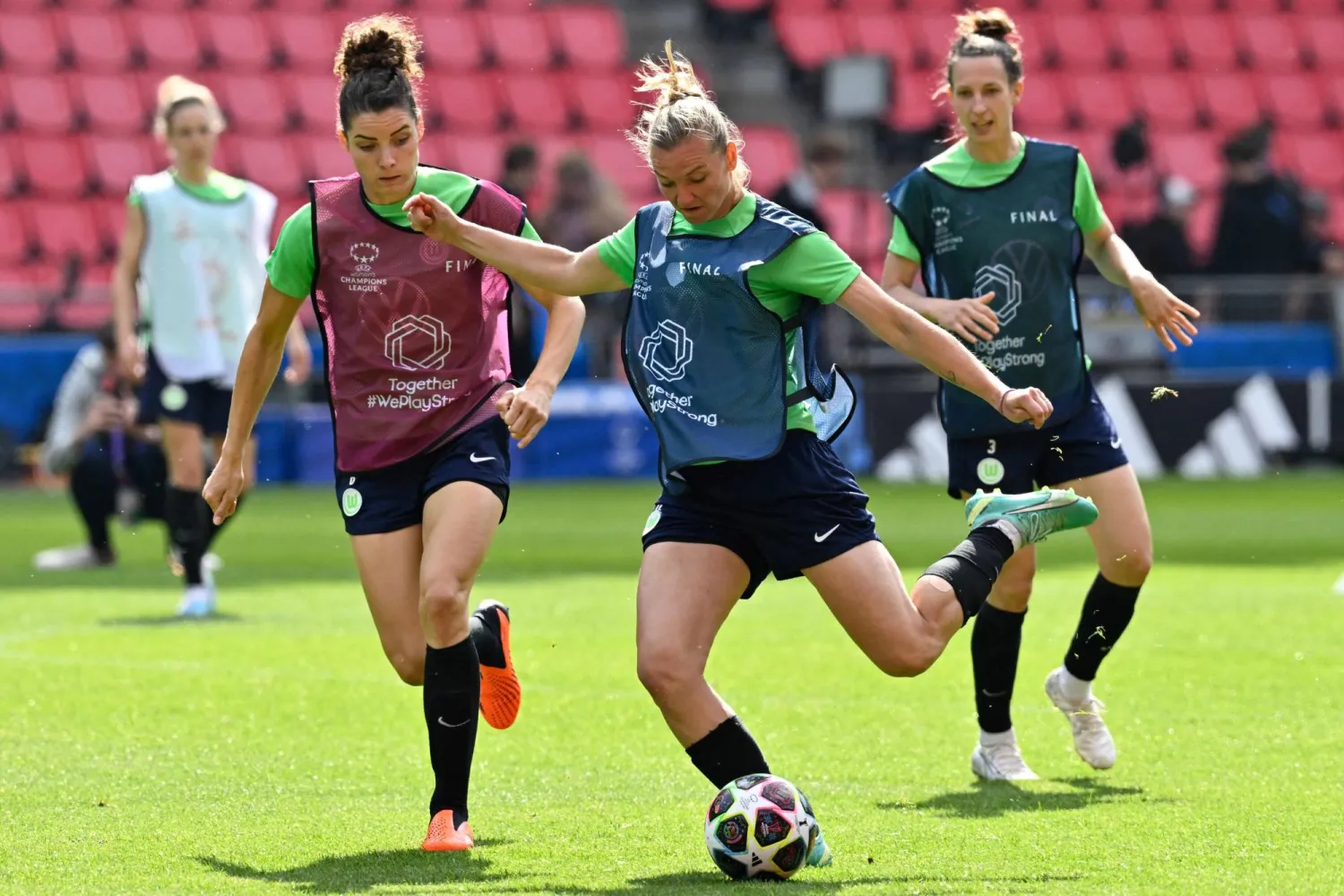 جانب من تدريبات فريق «فولفسبورغ» في إطار التحضيرات لـ«نهائي أبطال أوروبا» (أ.ف.ب)