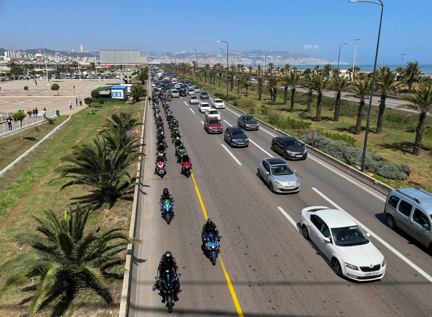 الجزائريون يتخوفون من أن تسبب التساقطات الكثيرة خسائر كبيرة (رويترز)