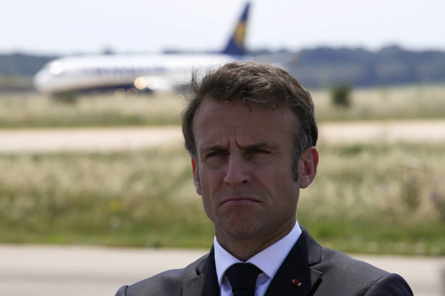 الرئيس الفرنسي إيمانويل ماكرون خلال زيارته اليوم قاعدة جوية بالقرب من نيم في جنوب فرنسا (إ.ب.أ)