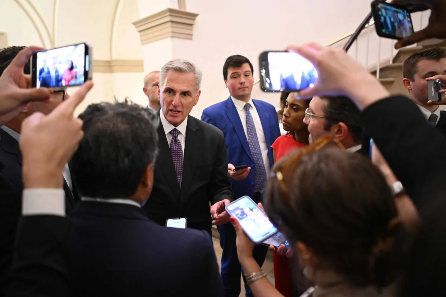 رئيس مجلس النواب الأميركي كيفن مكارثي (جمهوري من كاليفورنيا) يتحدث إلى أعضاء وسائل الإعلام في مبنى الكابيتول الأميركي في واشنطن العاصمة – (أ.ف.ب)