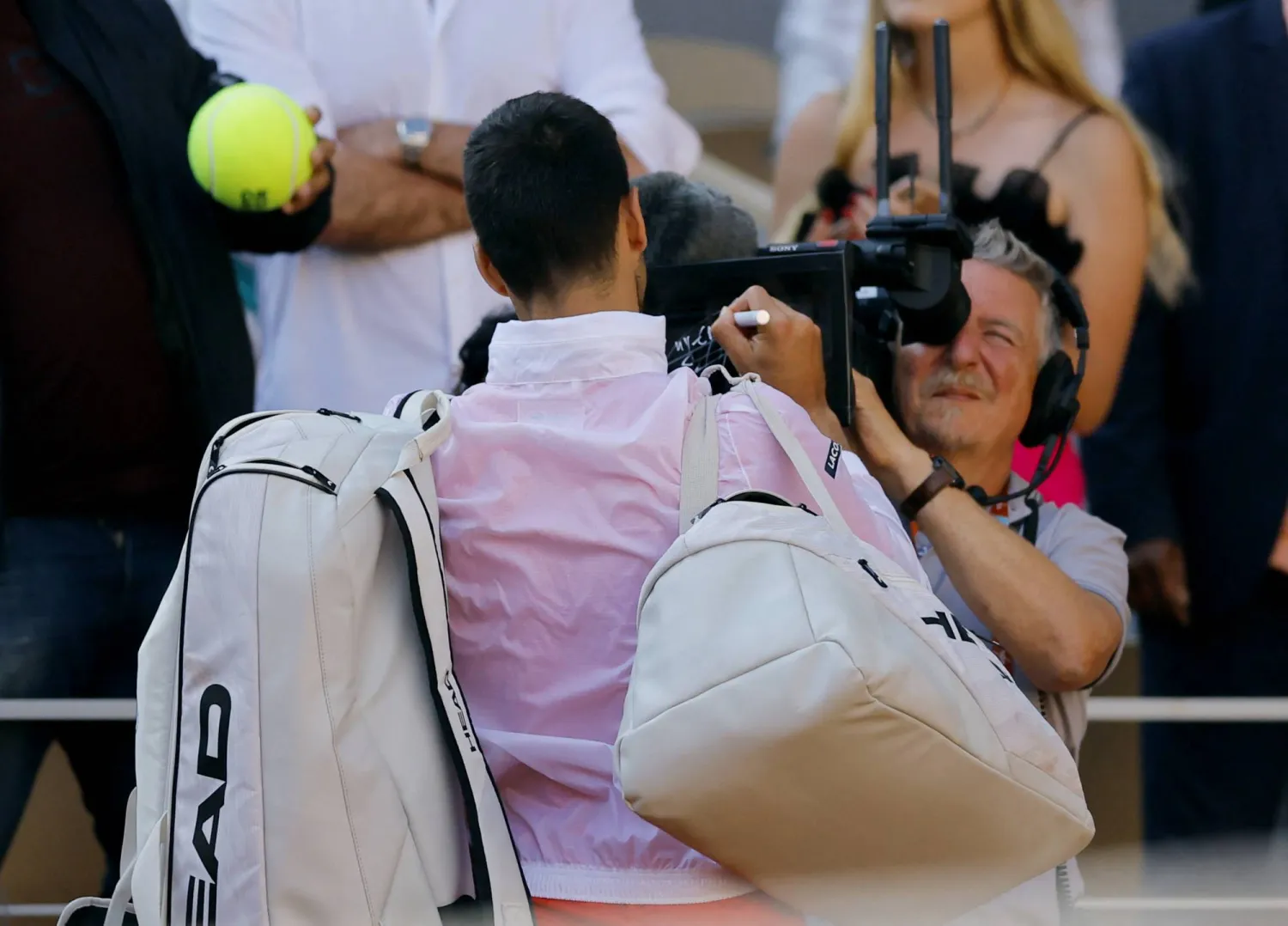 النجم الصربي يوقع على شاشة كاميرا أحد المصورين (رويترز)