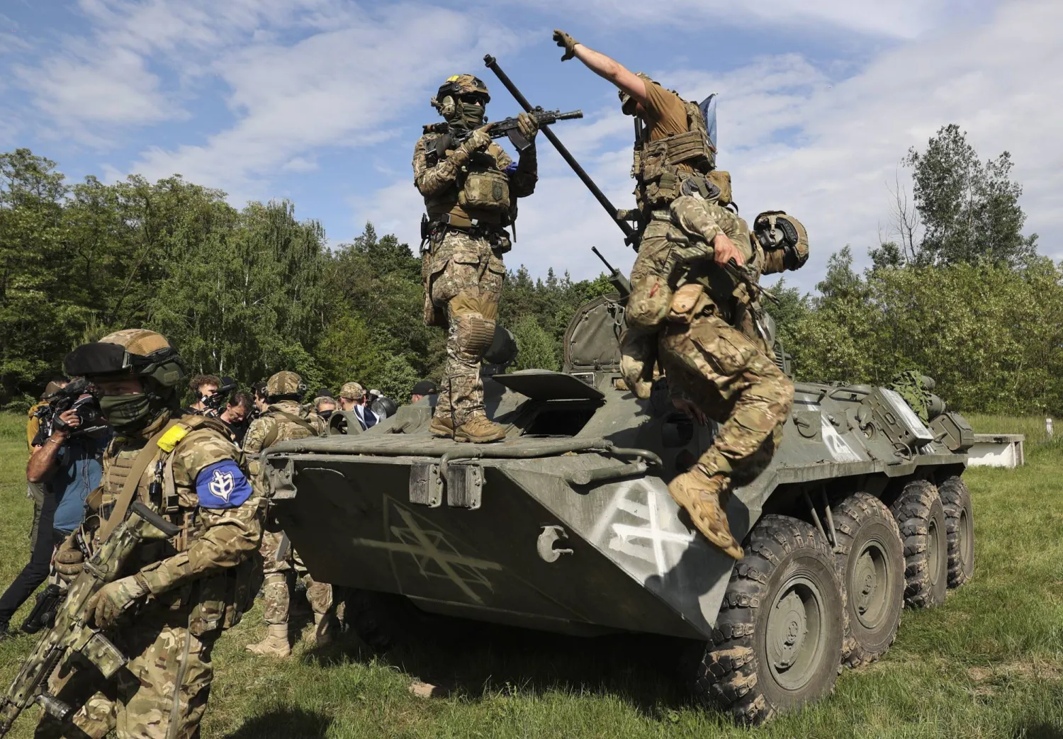 وحدة قتالية من «فيلق المتطوعين الروسي». أقر مسؤولون أميركيون بأن المقاتلين الروس الذين شنوا هجمات على الأراضي الروسية استخدموا ما لا يقل عن 4 مركبات تكتيكية (إ.ب.أ)