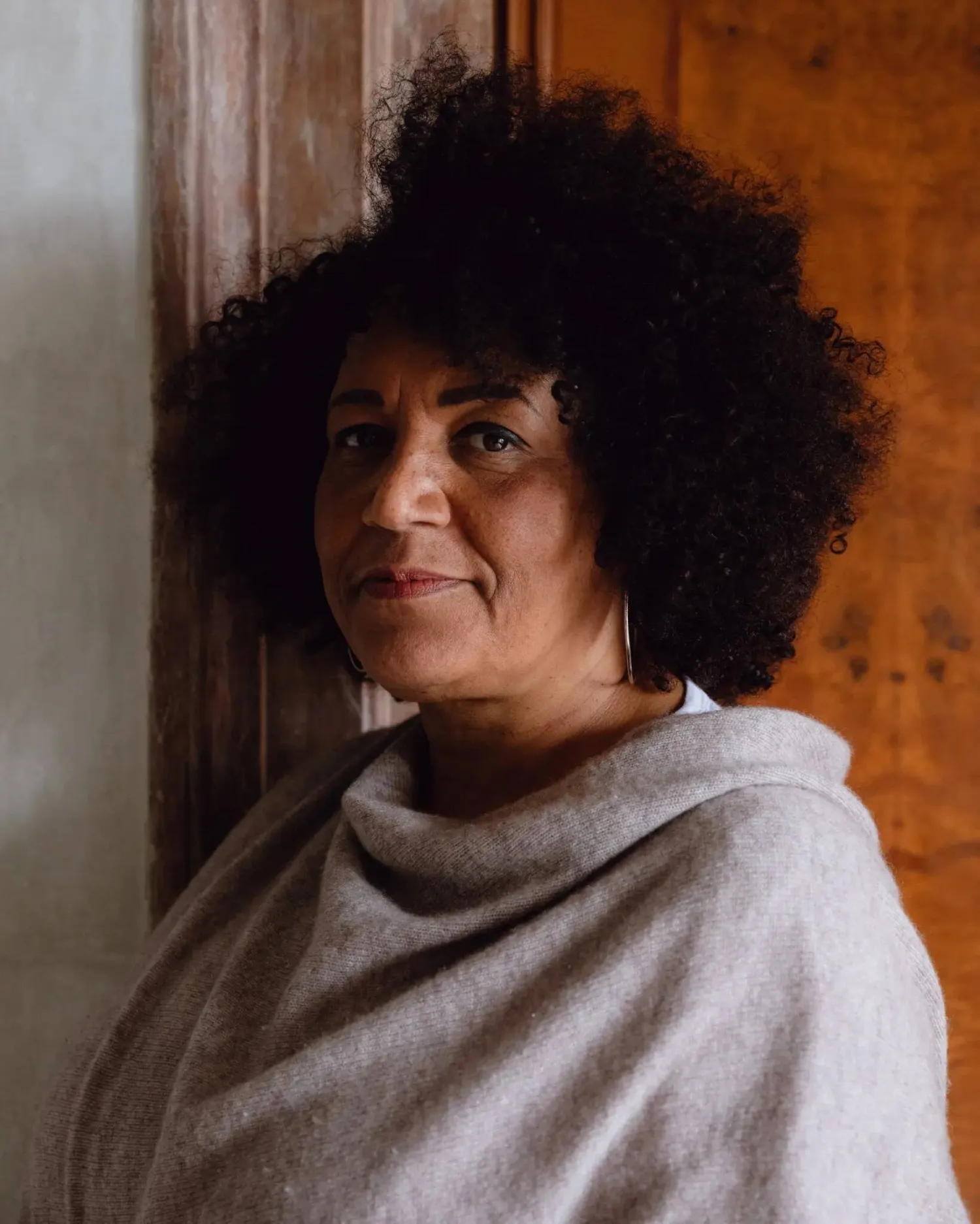 ليزلي لوكو أمينة المعرض الاسكوتلندية من أصول غانيّة (نيويورك تايمز)