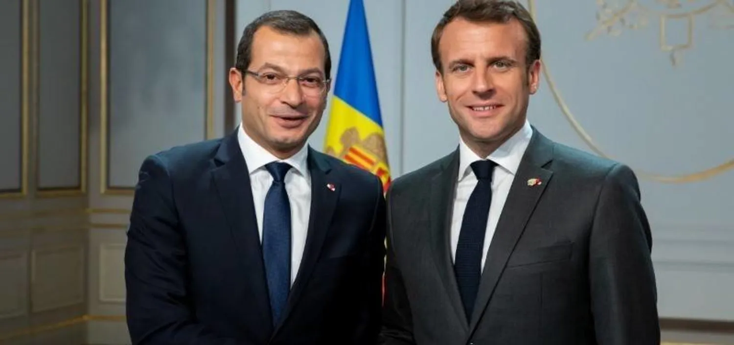 Lübnan’ın Paris Büyükelçisi Rami Advan, Fransa Cumhurbaşkanı Emmanuel Macron’a güven mektubunu sunarken (Twitter)