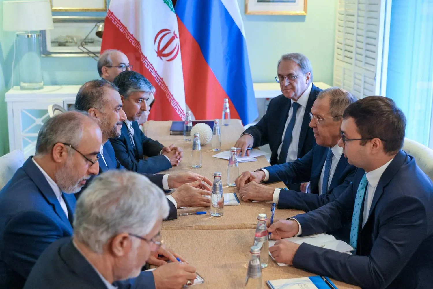 Rusya Dışişleri Bakanı Sergey Lavrov, İranlı mevkidaşı Hüseyin Emir Abdullahiyan ile cuma günü Cape Town’da bir araya geldi (AFP)