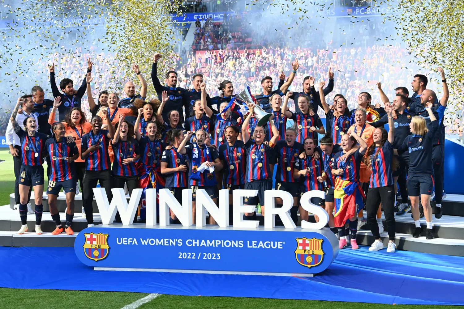 جانب من مراسم تتويج سيدات برشلونة بلقب الأبطال (د.ب.أ)