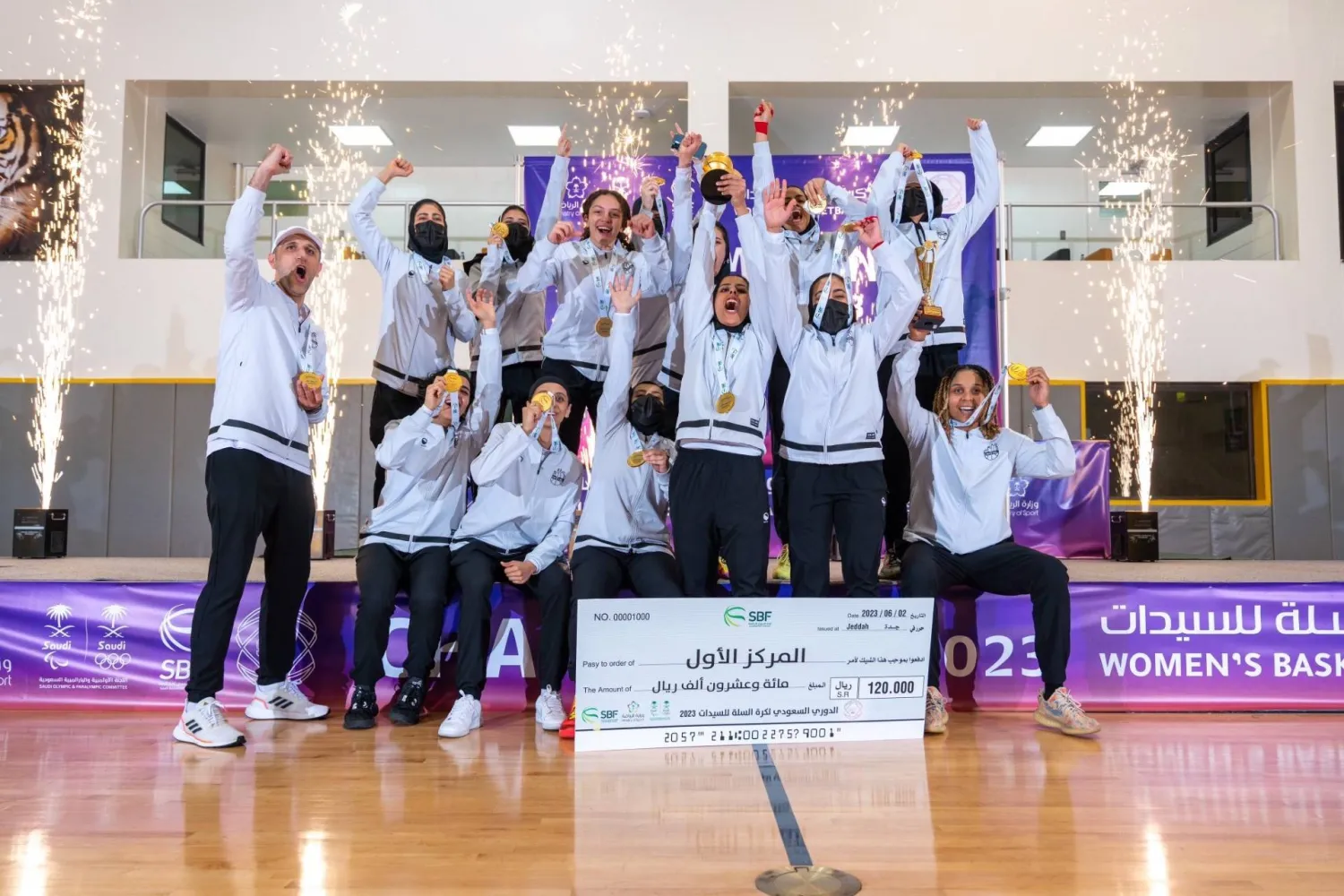 لاعبات فريق العاصمة خلال التتويج (الشرق الأوسط)