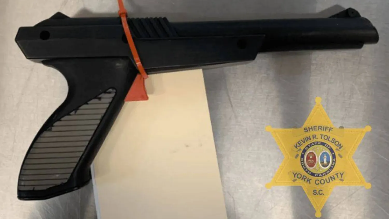 المسدس المزيف الذي استخدمه السارق (مكتب شرطة مقاطعة يورك)
