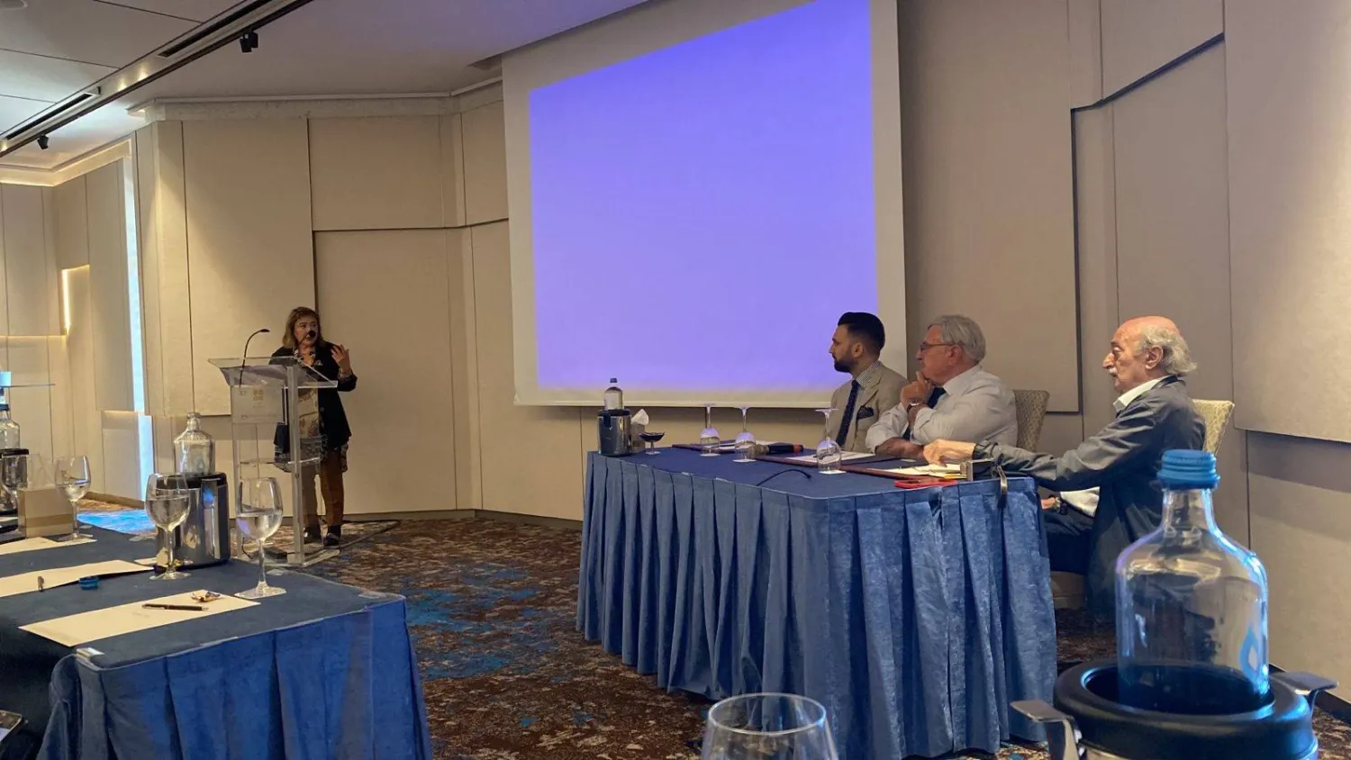 صورة وزعها الحزب التقدمي الاشتراكي لجنبلاط ونجله مع وفد عرب 48 في  قبرص